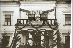 Historia-Bartosza-Przystrojona-szkola-na-jubileusz-10-lecia-upanstwowienia-gimnazjum