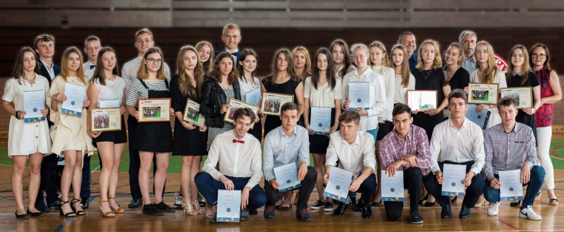 Uczniowie na zakończeniu roku szkolnego 2018/2019