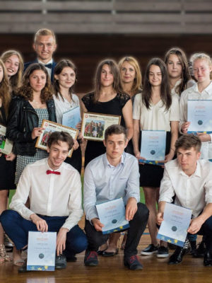 Uczniowie na zakończeniu roku szkolnego 2018/2019