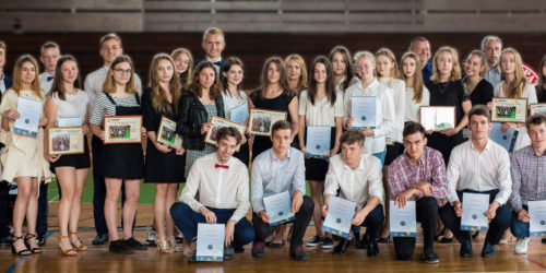 Uczniowie na zakończeniu roku szkolnego 2018/2019